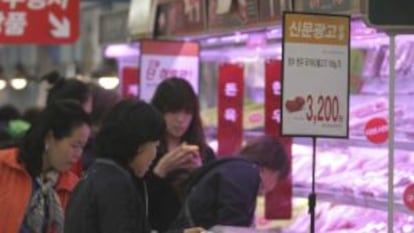 Clientes en un supermercado coreano, los primeros en suspender la adquisición de vacuno de EE UU.