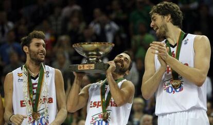 Juan Carlos Navarro con la copa del último Eurobasket.
