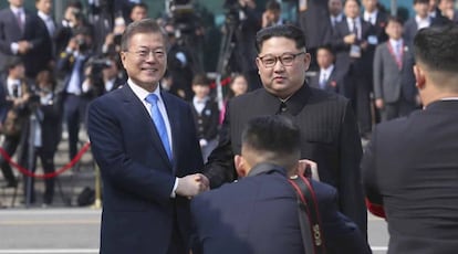 Cerimônia de boas-vindas antes da reunião entre Kim Jong-un (à direita) e Moon Jae-in na Casa da Paz em Panmunjom, na zona desmilitarizada, a primeira cúpula de líderes coreanos em 11 anos