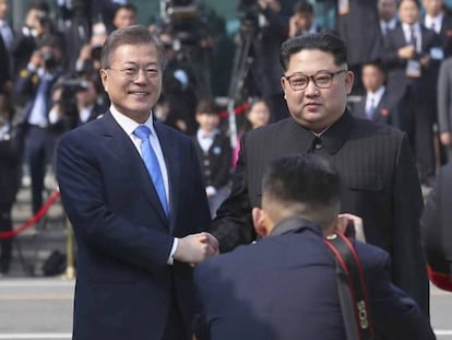 Cerimônia de boas-vindas antes da reunião entre Kim Jong-un (à direita) e Moon Jae-in na Casa da Paz em Panmunjom, na zona desmilitarizada, a primeira cúpula de líderes coreanos em 11 anos