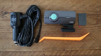 Dashcam sobre una mesa de madera