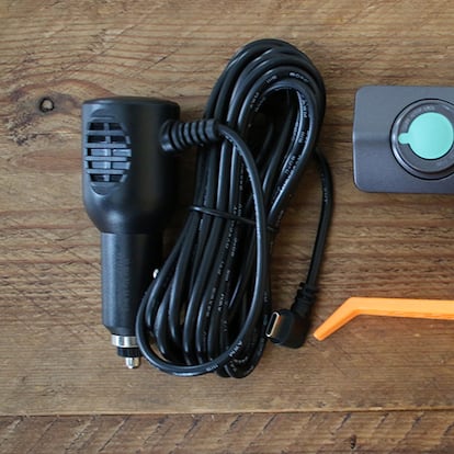 Dashcam sobre una mesa de madera