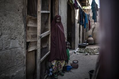 Fana, junto a su hermano Ali, huy de Shasahamari cuando Boko Haram entr en el pueblo saqueando, secuestrando y destruyendo todo a su paso. En la huida perdieron a sus padres y llegaron al pueblo de Jakkana, donde unos familiares les han dado refugio.