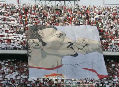 Una pancarta de homenaje a Puerta en la grada del estadio Sánchez Pizjuán.