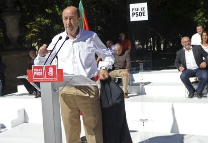 Rubalcaba se dirige a los asistentes al acto del PSE en Vitoria.