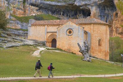 El Parque Natural del Cañón del Río Lobos propone 15 pequeñas rutas para recorrer esta gea de más de 25 kilómetros, entre las provincias de Soria y Burgos. El conjunto calizo se ha erosionado formando un karst con alguna torca, cuevas, simas y sumideros; bajo tierra corren las aguas subterráneas; en el cielo reina el buitre leonado.