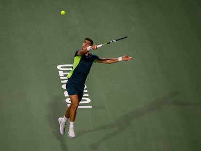 Carlos Alcaraz durante un punto en su victoria de segunda ronda contra Ben Shelton.