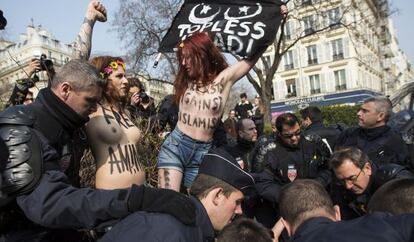 Activistas feministas protestan cerca de la Embajada turca en París este mes.
