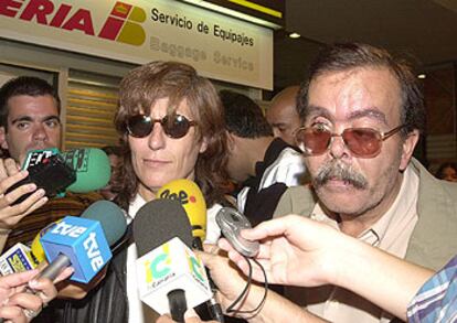 Mara Lorenza Mateos y Francisco Acosta, ayer en el aeropuerto de Gran Canaria.