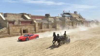 El piloto de Ferrari Fabio Barone a bordo de su Ferrari 458 Italia compite contra una biga romana en el set de rodaje de la película 'Ben Hur', en Italia.