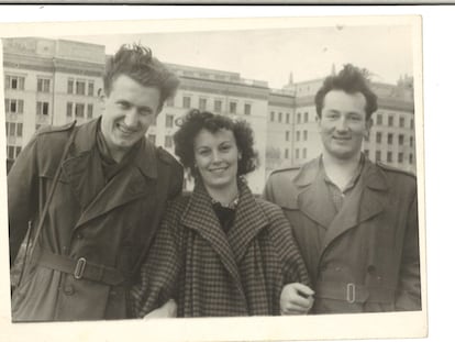 Carmen Castellote, en la residencia estudiantil con dos amigos checos.