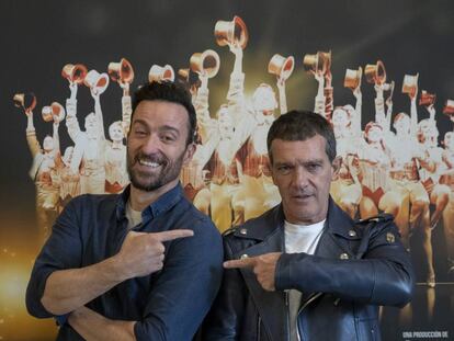 Pablo Puyol y Antonio Banderas en la presentación de 'A Chorus Liine' en el teatro Tívoli de Barcelona.