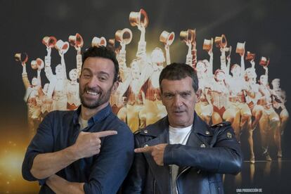 Pablo Puyol y Antonio Banderas en la presentación de 'A Chorus Liine' en el teatro Tívoli de Barcelona.