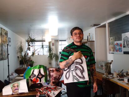 El diseñador de moda Camilo Morales, en su estudio en Ciudad de México