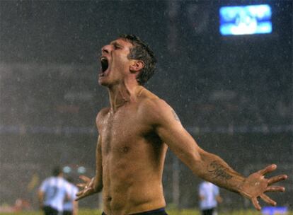 Martín Palermo celebra el gol que dio la victoria a Argentina sobre Perú en el tiempo añadido.