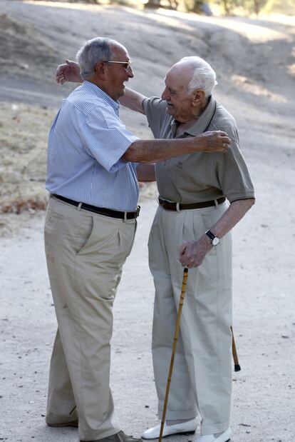 Alfredo Salas Viu, a la izquierda, se abraza con José Luis Rodríguez Viñals.