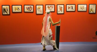 Un asistente, disfrazado de Kouha Ren, observa una exposición de dibujos de 'Bola de Dragón'.