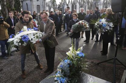 Alfonso Alonso y Borja S&eacute;mper depositan un ramo de flores en la tumba de Gregorio Ord&oacute;&ntilde;ez.