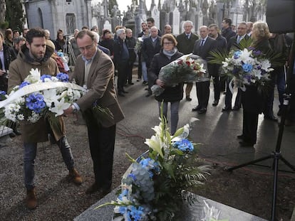 Alfonso Alonso y Borja S&eacute;mper depositan un ramo de flores en la tumba de Gregorio Ord&oacute;&ntilde;ez.