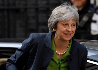 La primera ministra del Reino Unido, Theresa May, regresa a su residencia de Downing Street el pasado 12 de junio