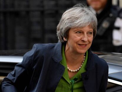 La primera ministra del Reino Unido, Theresa May, regresa a su residencia de Downing Street el pasado 12 de junio