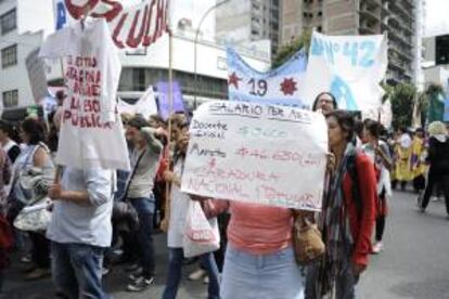 Miles de docentes de la provincia de Buenos Aires, la mayor de Argentina, marcharon, el pasado miércoles 19 de marzo de 2014, hasta la residencia del Gobernador bonaerense, Daniel Scioli, para protestar contra la subida salarial del 30,9 por ciento decretada por el Gobierno provincial, en el undécimo día de huelga educativa.