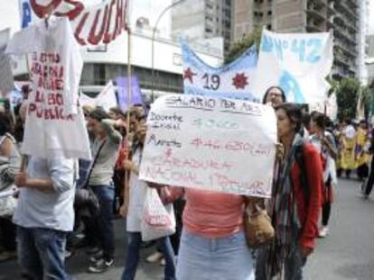 Miles de docentes de la provincia de Buenos Aires, la mayor de Argentina, marcharon, el pasado miércoles 19 de marzo de 2014, hasta la residencia del Gobernador bonaerense, Daniel Scioli, para protestar contra la subida salarial del 30,9 por ciento decretada por el Gobierno provincial, en el undécimo día de huelga educativa.