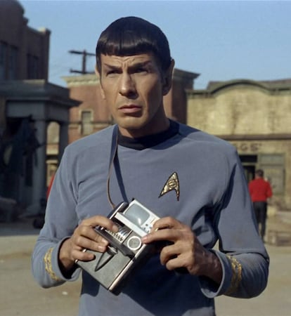 <p>Spock es durante la mayor parte del metraje de la saga <em>Star Trek</em> (películas y series) el primer oficial científico de la nave <em>Enterprise</em>. El personaje interpretado por el mítico Leonard Nimoy (y por Zachary Quinto en la nueva generación) es mitad humano mitad vulcaniano. Su ascendencia alienígena le otorga una mentalidad especialmente analítica y racional, por la que goza de un conocimiento científico y tecnológico extraordinario. Entre otras habilidades decisivas en el curso de la serie, Spock es capaz de identificar un <em>hackeo</em> en la inteligencia artificial de la Enterprise jugando con ella al Ajedrez 3D y logra corregir la manipulación a tiempo para salvar al capitán Kirk. También es un experto conocedor del <em>tricorder</em>, un dispositivo de recogida y análisis de datos a través de sensores, un sistema que parece combinar la ciencia de datos y el Internet de las cosas con ramas de la inteligencia artificial y que tiene aplicaciones médicas. <a href="https://elpais.com/tecnologia/2015/12/08/actualidad/1449561246_071428.html">Verily</a>, una filial de Google, tiene un proyecto con ese nombre para registrar las constantes vitales gracias a nanotecnología y enviarlas a una pulsera inteligente.</p>