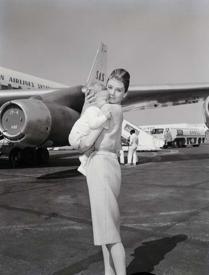 De su matrimonio nació su hijo Sean (en la foto). Éste confesaría en el libro Audrey Hepburn, un espíritu elegante, que su madre era algo insegura y que no dejaba de recordar sus tiempos de infancia y en hambre durante la Segunda Guerra Mundial en Holanda. En la foto, Audrey posa con Sean en el aeropuerto de Roma.