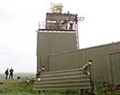 Soldado británicos desmantelan la torre de observación Romeo 101 en Camlough.