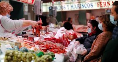 Vista general de un puesto de pescados y mariscos en el Mercado Central de Valencia.