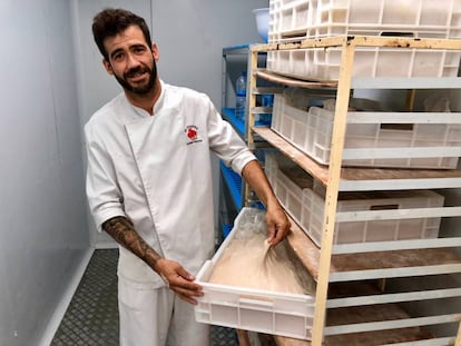 DANIEL RAMOS MOSTRANDO SUS CUBETAS DE MASA MADRE / CAPEL