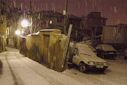 Las calles del casco antiguo de Huesca, blancas bajo la espesa nevada que ha caído durante la noche.