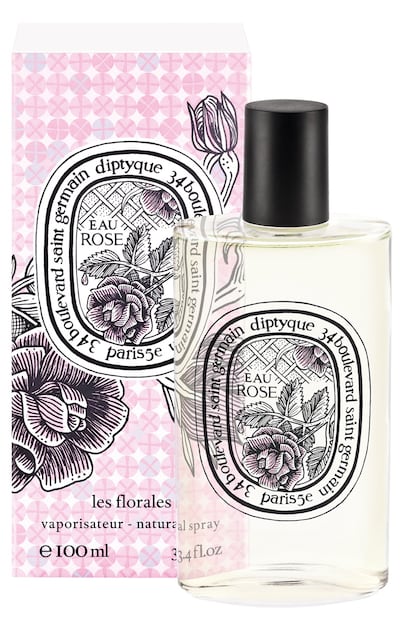 Eau de Roses es la nueva fragancia primaveral de Diptyque, que ya por su nombre nos indica hacia dónde se dirige su gama olfativa: a las rosas. Si pensabas que no te gustaba esta flor, esta fragancia te sorprenderá porque tiene una salida fresca y ácida gracias a la bergamota y a la grosella. El corazón es, por supuesto, de rosa, mientras que el fondo es más sensual gracias al musk, el cuero y el cedro. El envase de 100 ml cuesta 72 euros.