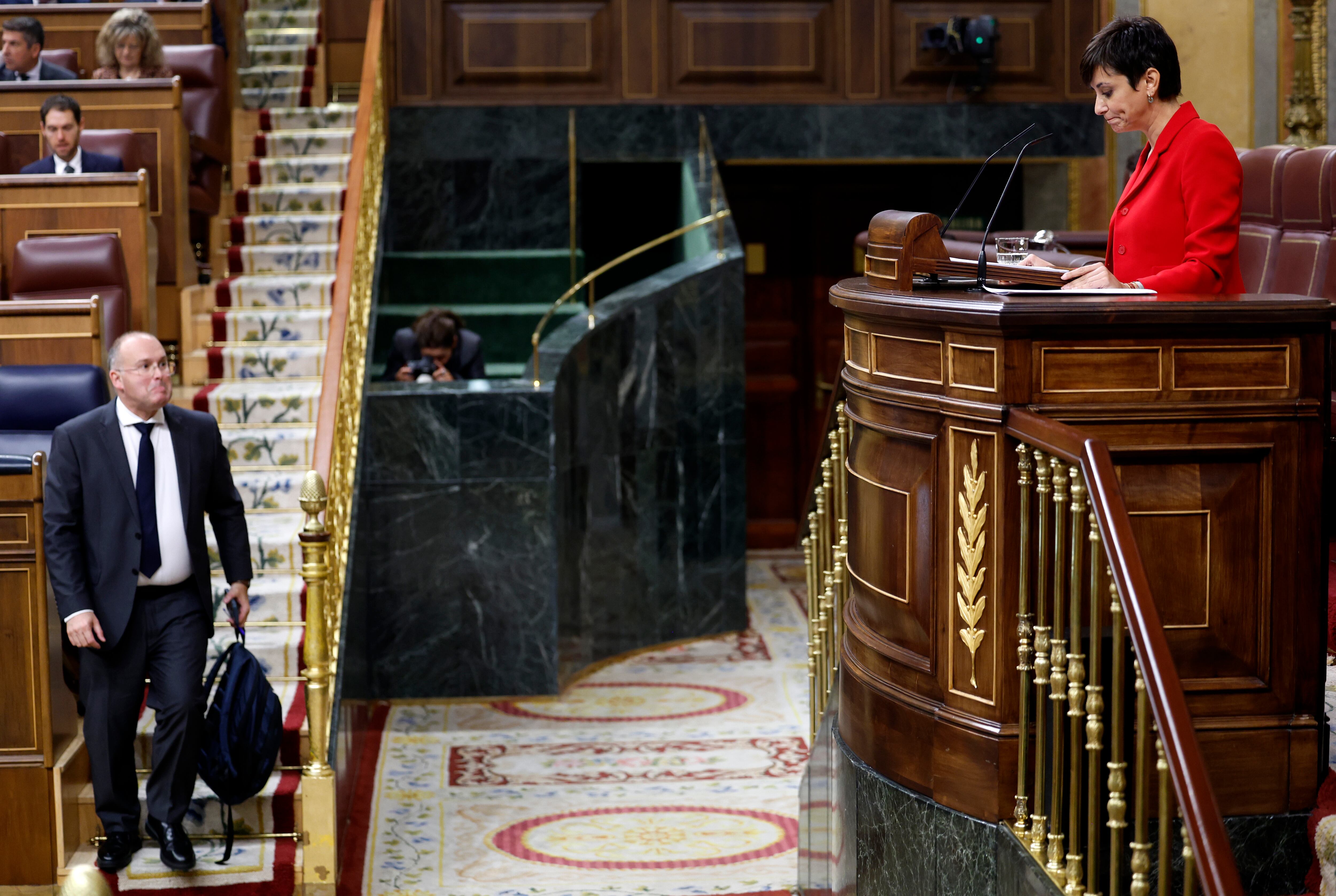 La ministra de Vivienda, Isabel Rodríguez, y el portavoz del Partido Popular, Miguel Tellado, en el Congreso.