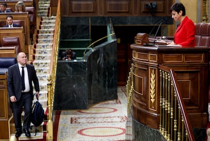 La ministra de Vivienda, Isabel Rodríguez y el portavoz del Partido Popular, Miguel Tellado, este miércoles en el Congreso.