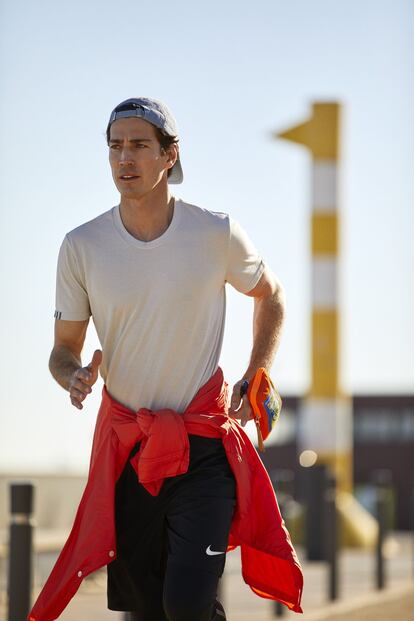 <b>Deporte al amanecer</b><br> Para Elcacho, el deporte es imprescindible: “No hay nada como levantarte temprano y salir a correr o ir a jugar un partido de baloncesto con los amigos”. Lleva gorra de Deus ex Machina, camiseta de algodón de Adidas; en la mano, cartera naranja de la colección Eye Nature, de Loewe; pantalones negros de Nike y, atada a la cintura, camisa impermeable acolchada de Loreak.