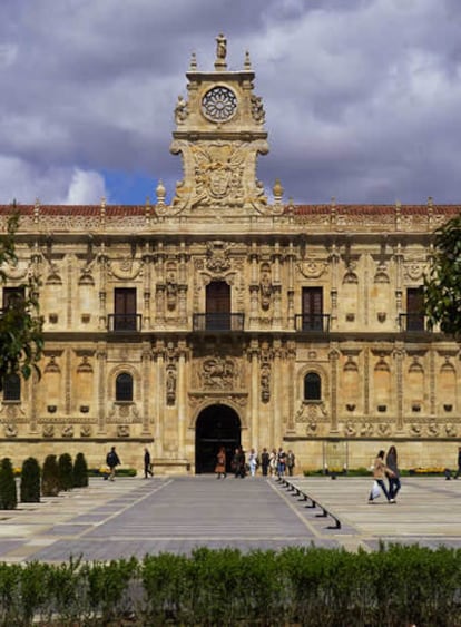 Fachada principal del Siglo XVI del Parador de San Marcos en León