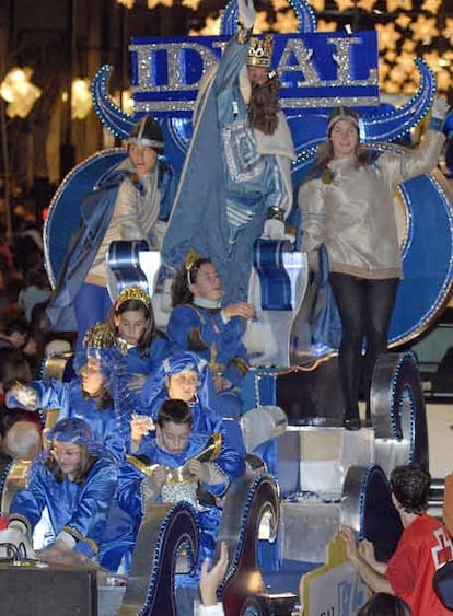 El Rey Gaspar saluda a uno de los miles de niños a su paso por las calles granadinas, por donde ha transcurrido la Cabalgata de los Reyes Magos organizada por el Ayuntamiento de de la capital andaluza.