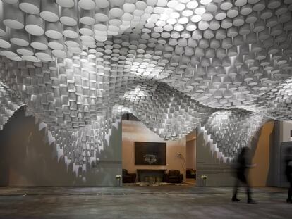 Arquitectura sinuosa con tubos de cartón