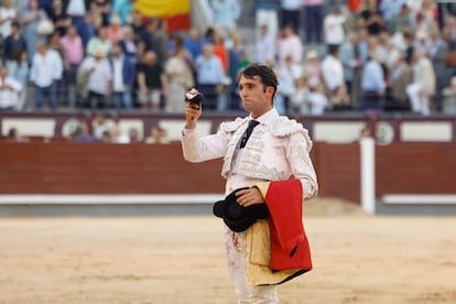 Rafa Serna, con la oreja del sexto toro de la tarde.