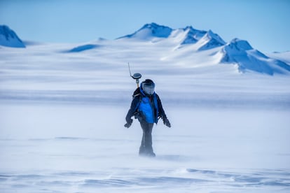 El glaciólogo Ricardo Jaña busca grietas en el hielo.