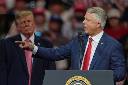 Donald Trump y Roger Marshall en mitin electoral en Park City, Kansas, el 19 de octubre.
