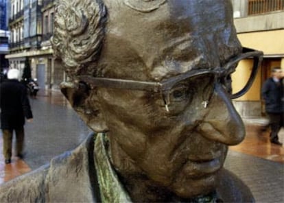 Unos desconocidos arrancaron anoche parte de la montura de las lentes a la estatua del genial cineasta en Oviedo.