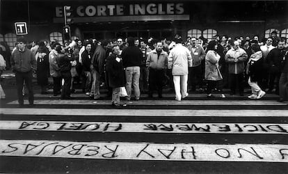 El Corte Inglés fue una de las escasas empresas en las que hubo actividad el 14-D. Su comité intercentros, en el que CC OO y UGT eran minoritarios, había rechazado la huelga. En sus puertas, fue donde hubo escenas de tensión entre los piquetes y la policía.