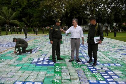 Santos examina un alijo incautado en noviembre. 