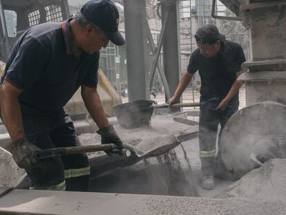 Trabajadores en una fabrica de asfalto en Ciudad de México, en mayo de 2023.