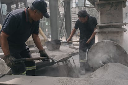 Trabajadores en una fabrica de asfalto en Ciudad de México, en mayo de 2023.