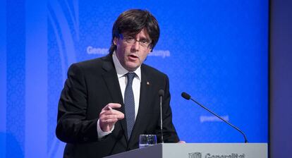 El president Carles Puigdemont atén els mitjans al final de la cimera.