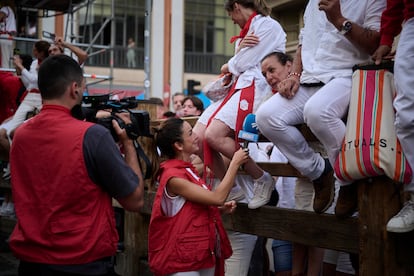 Entrevistas minutos antes del quinto encierro de San Fermín.